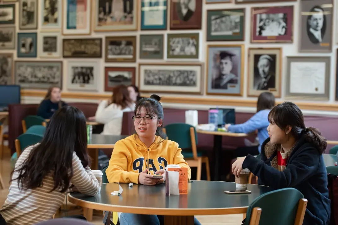 Students dining in the 老鹰的巢穴